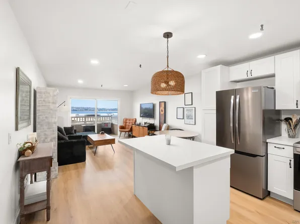 4015 Crown Point Dr Unit 104, San Diego, CA 92109