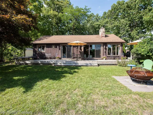 3847 Jackson Blvd, White Lake, MI 48383