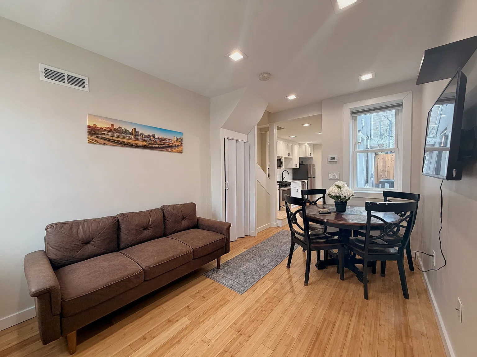 2 bed, 900 sqft, $2,400 — Photo 3