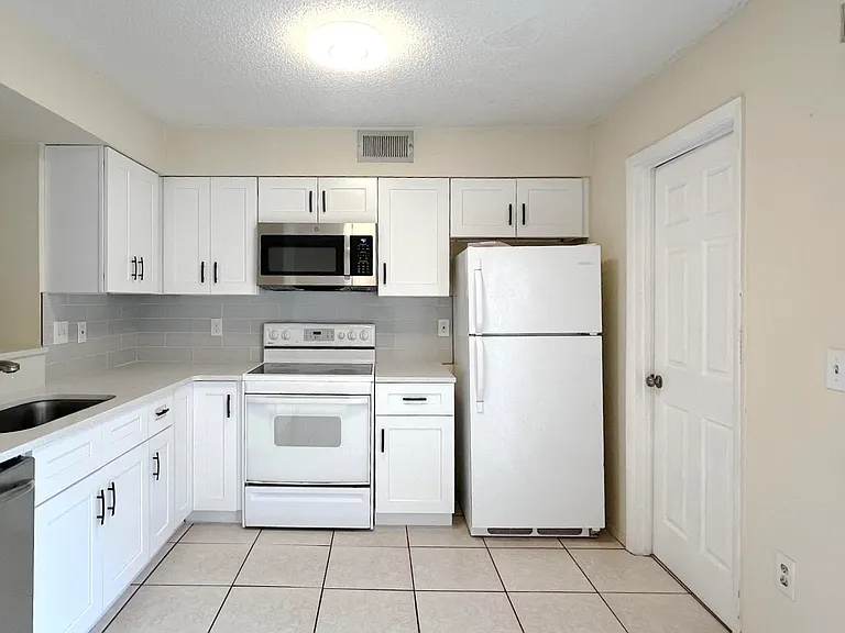 2712 Tally Ho Ave #2714 — Photo 6