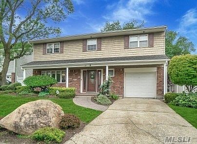 2nd image of 24 Woodoak Ln