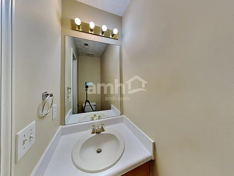 1626 Sparrow Wood Ln SW — Photo 9