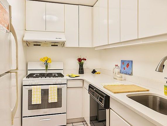 3rd image of 275 Greenwich St APT 2A