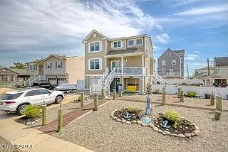4 bed, 3.5 bath, 2132 sqft, $9,500 — Photo 1