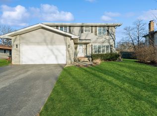 1938 Island Ct, Woodstock, IL 60098