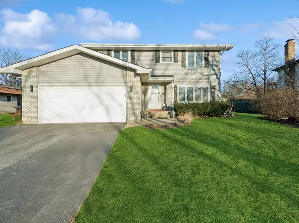 1938 Island Ct, Woodstock, IL 60098
