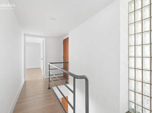 224 East 52nd Street image 21 of 23