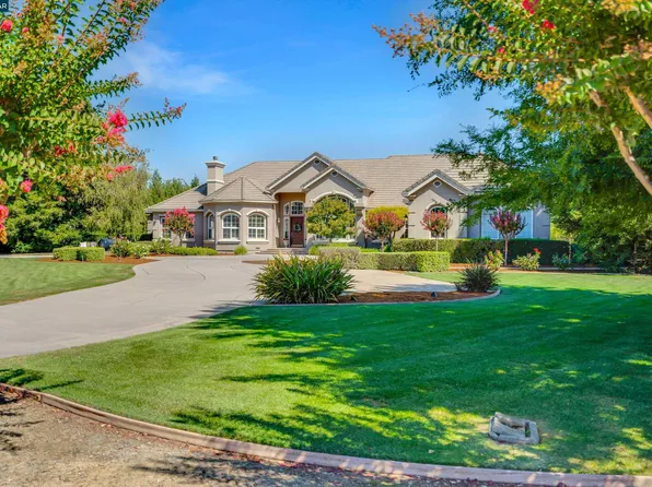 10744 Green Valley Dr, Gilroy, CA 95020