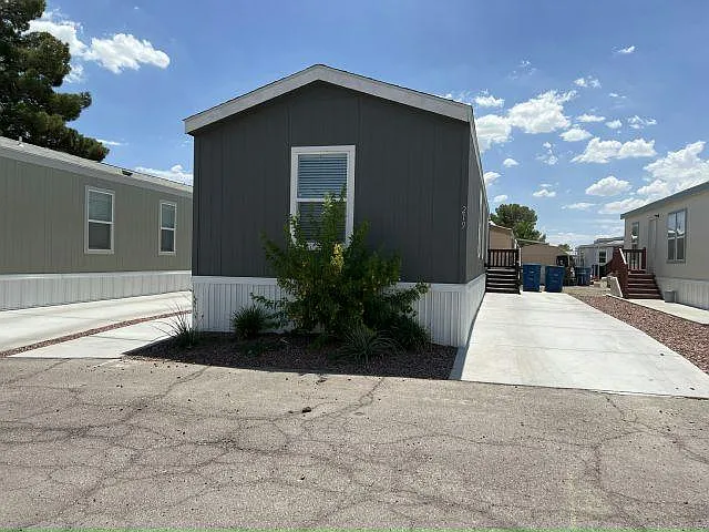 3 bed, 2.0 bath, 1056 sqft, $1,800 — Photo 1