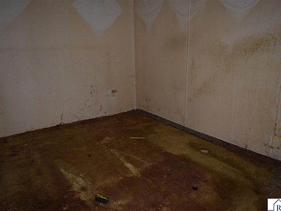 3rd image of 1415 N Elm St