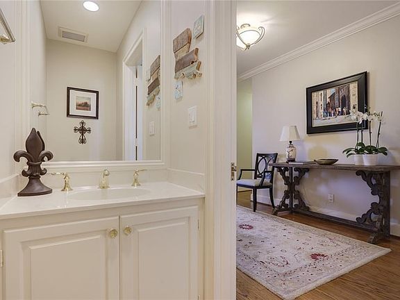 4th image of 2434 Saint Charles Ave APT 302