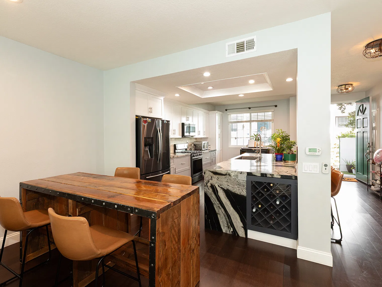 3 bed, 3.5 bath, 2125 sqft, $5,300 — Photo 4