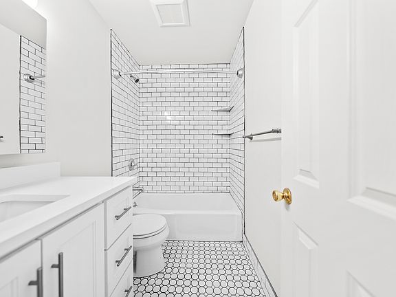 5th image of 4010 Oak St #6