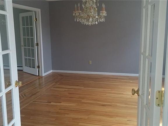 4th image of 11 Kristen Dr