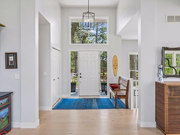5th image of 925 Queensland Ln N