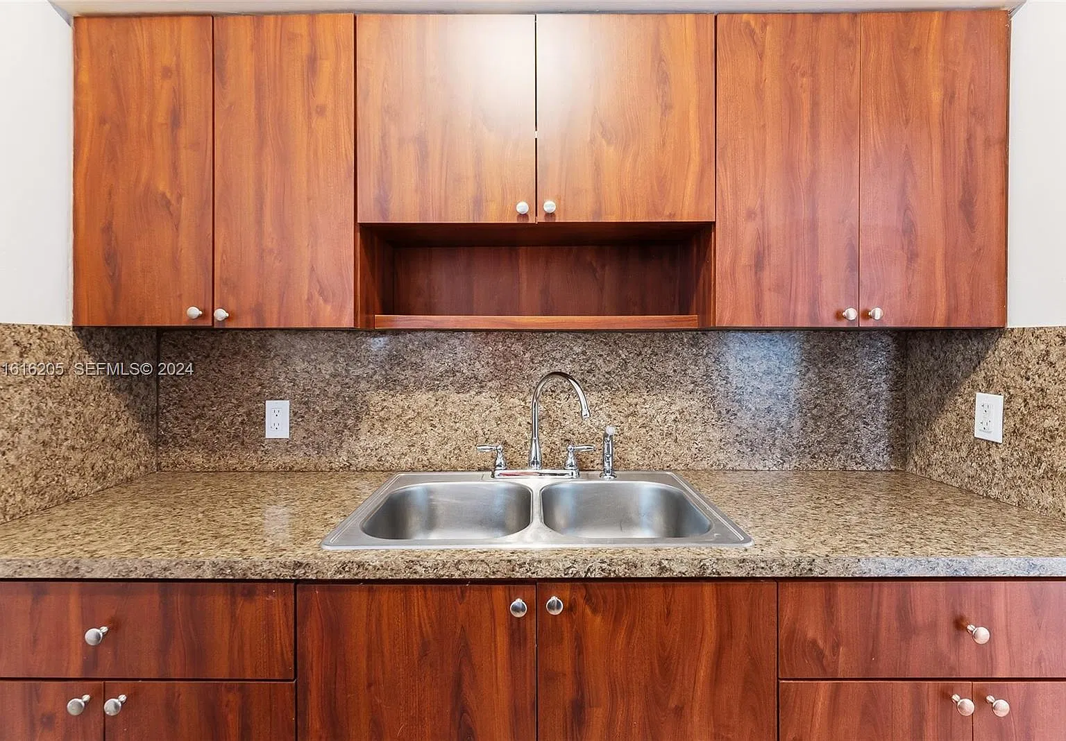 2 bed, 1.0 bath, 1984 sqft, $2,300 — Photo 1