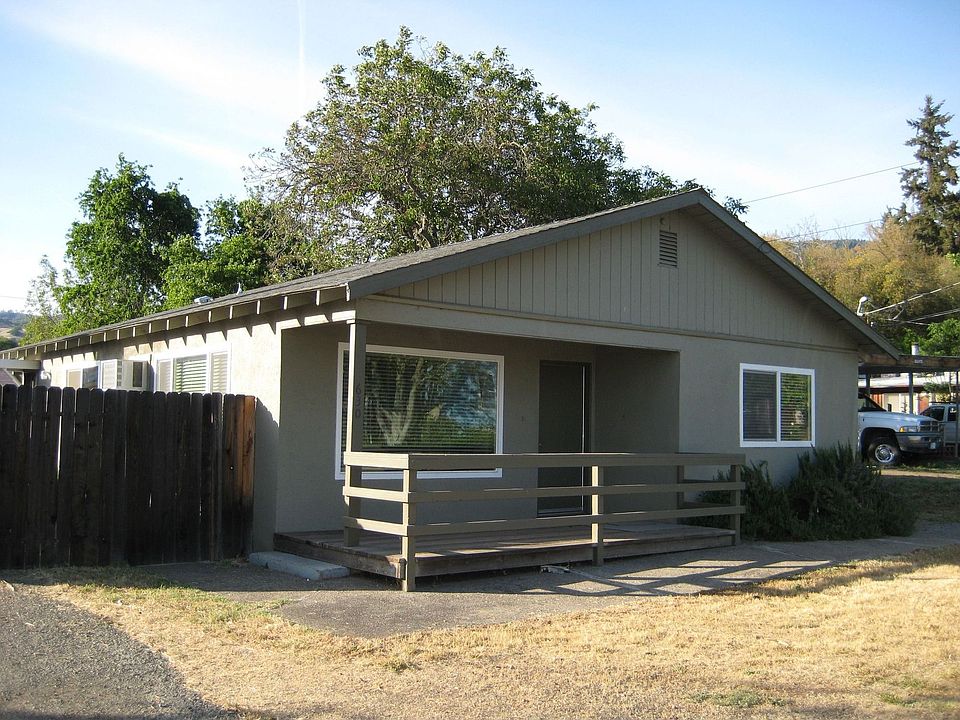 Nice porch in front!