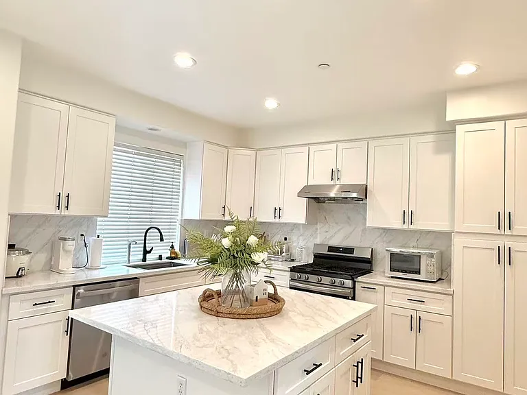 1681 Acacia St #B — Photo 6
