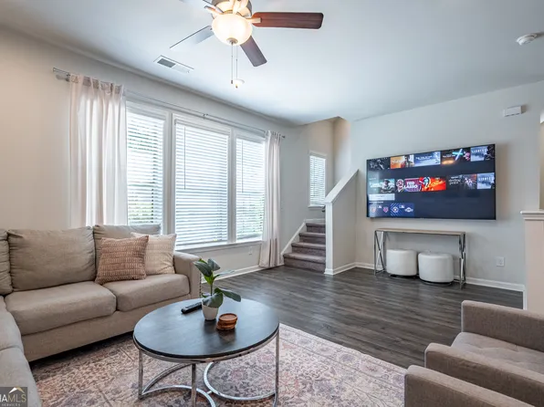 290 Mahone Dr, Lilburn, GA 30047