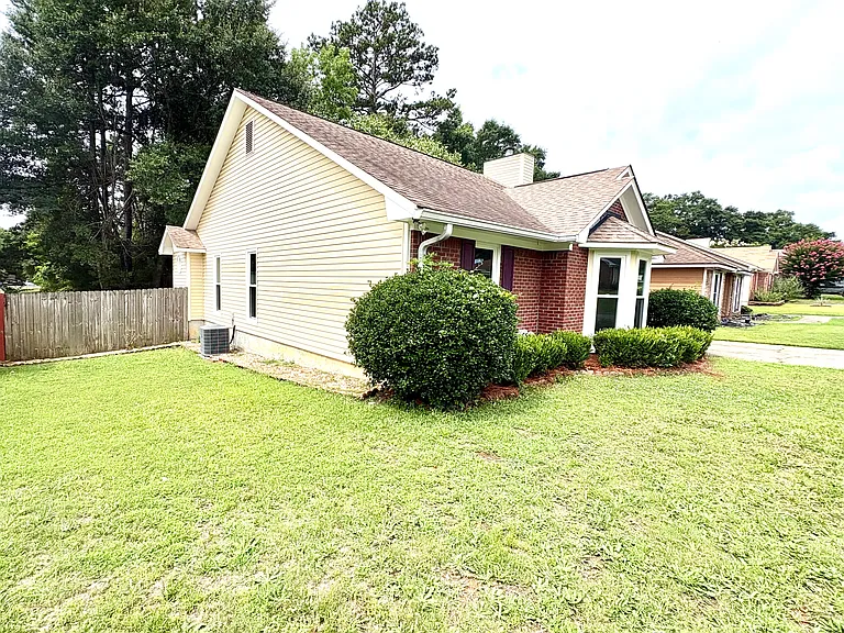 5240 Spinnaker Ct — Photo 2