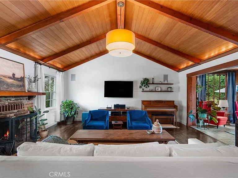 23018 Oxnard St — Photo 1