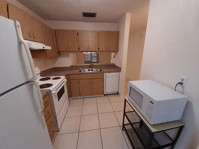 2910 Wainwright Ct — Photo 4