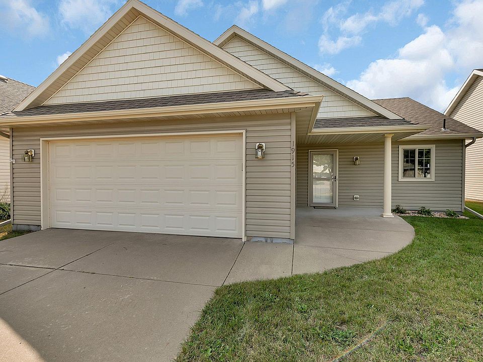 1st image of 1915 W Oakes Dr