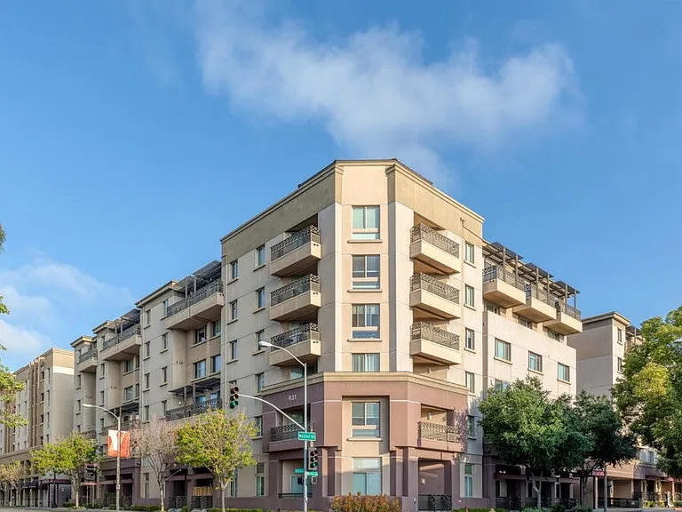 931 E Walnut St #304 — Photo 4