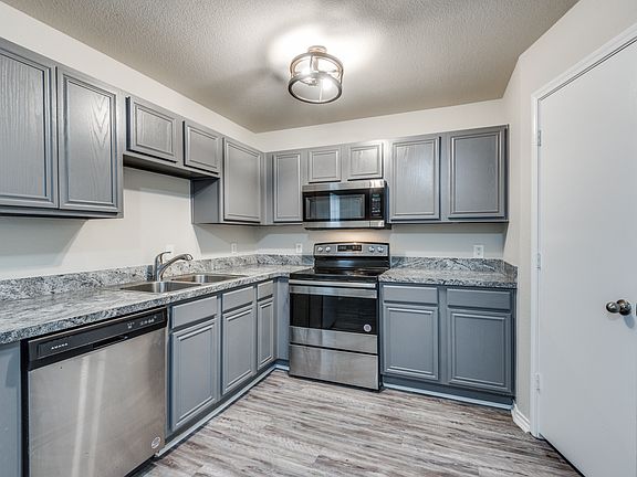 2nd image of 321 Queens Ct S