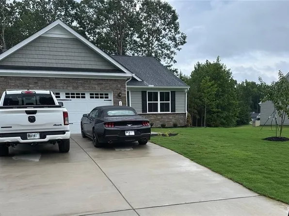178 Pleasants Ln, Kilmarnock, VA 22482