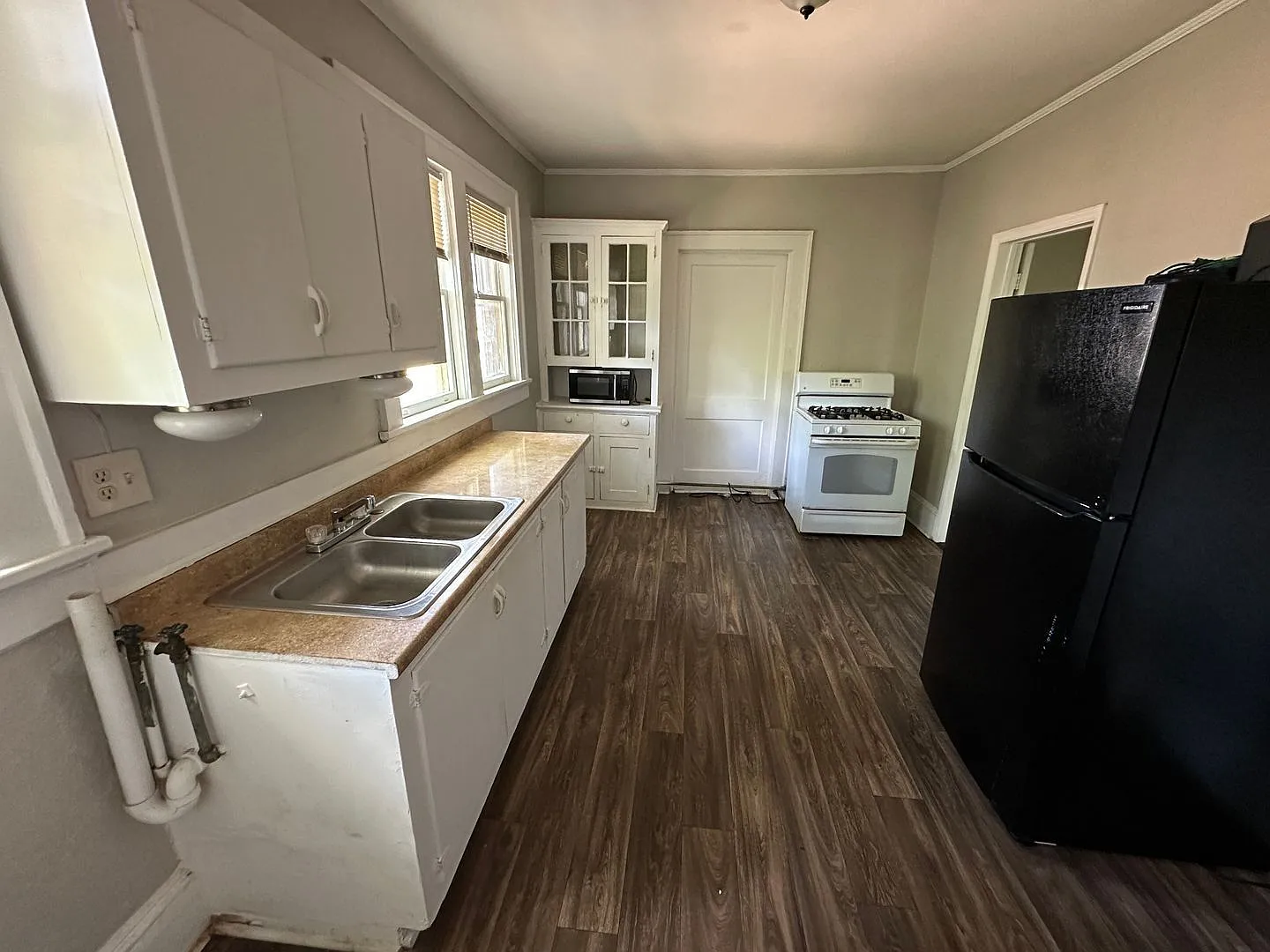 1 bed, 1.0 bath, $695 — Photo 2