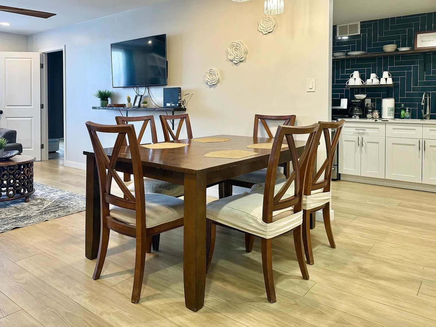 3 bed, 2.0 bath, 990 sqft, $4,120 — Photo 3