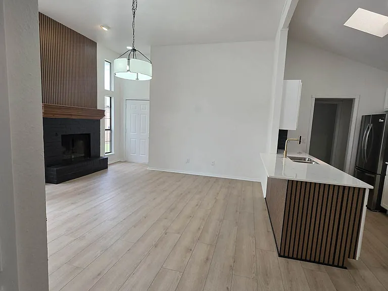 2307 N Lincoln Ave — Photo 6