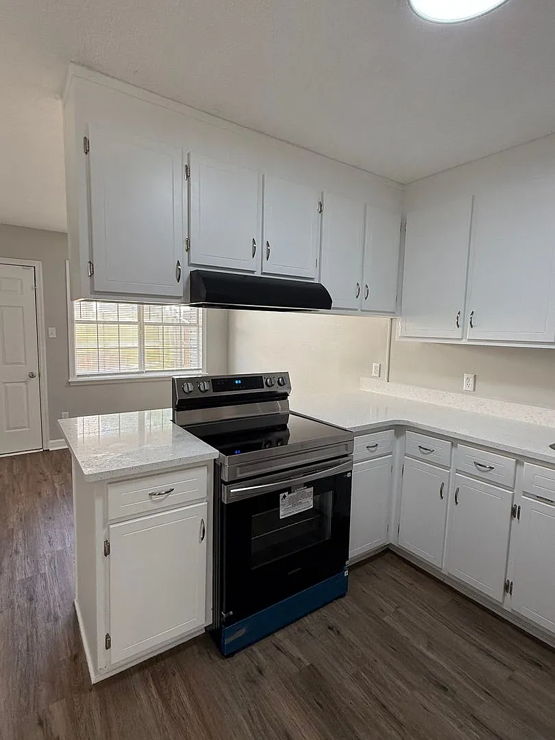 1331 Edgewood Drive * — Photo 2