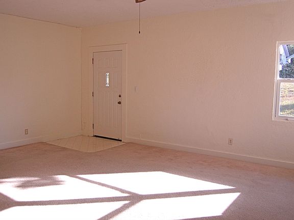 4th image of 1052 W Montrose St