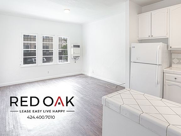 4th image of 716 N Saint Andrews Pl #102