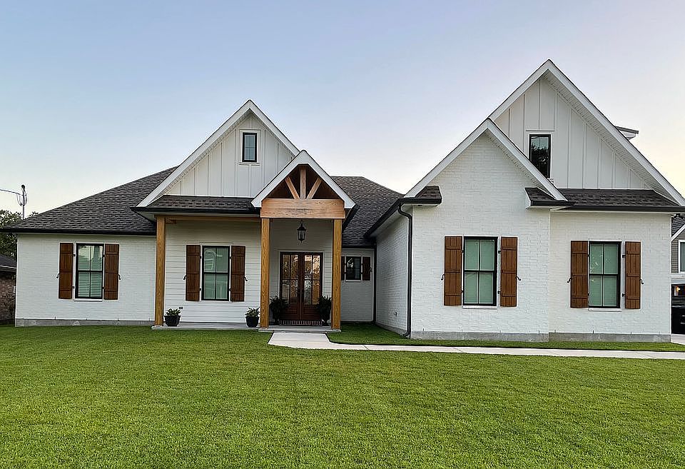 1st image of 153 Majestic Oaks Dr
