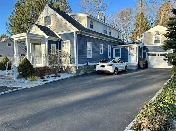 14 Fairview Rd, Lynnfield, MA 01940