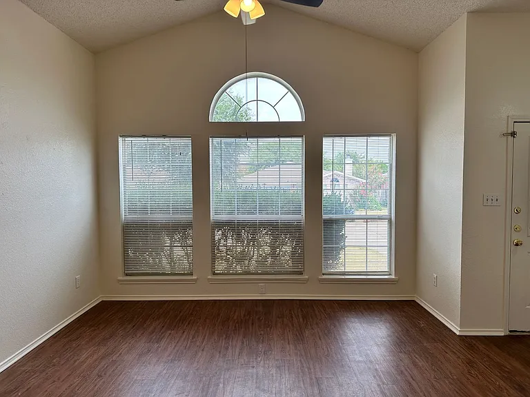 4024 Periwinkle Dr — Photo 3