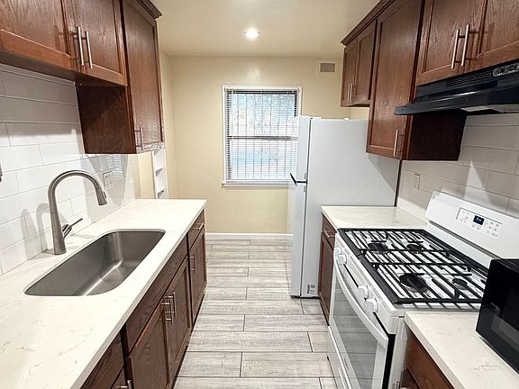 2nd image of 923 Linden Ave APT 8