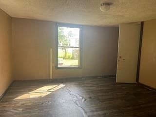 3rd image of 4927 Willow Glen St