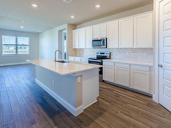 5th image of 9002 Dahlia Cir