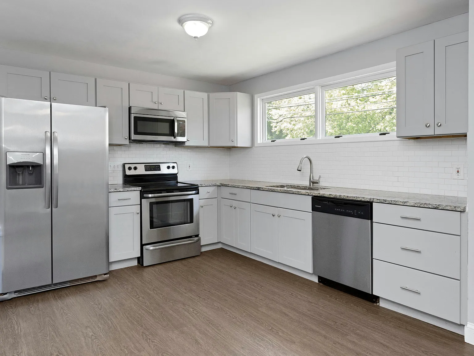 6 bed, 2350 sqft, $6,300 — Photo 3