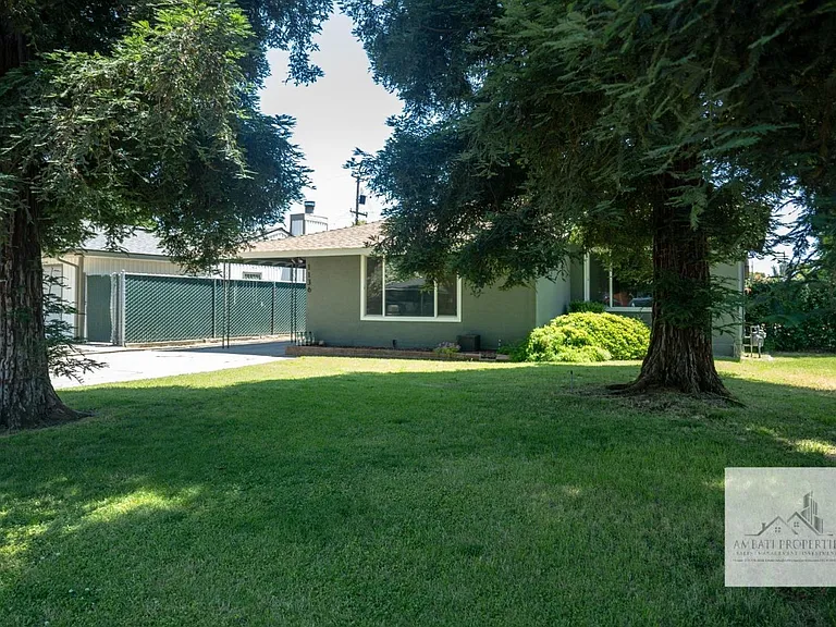 1136 E Griffith Way — Photo 2