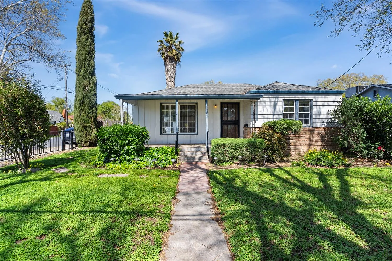 1832 Evergreen Ave photo 1