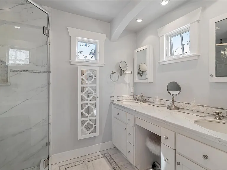 1568 Mariposa Ave — Photo 9