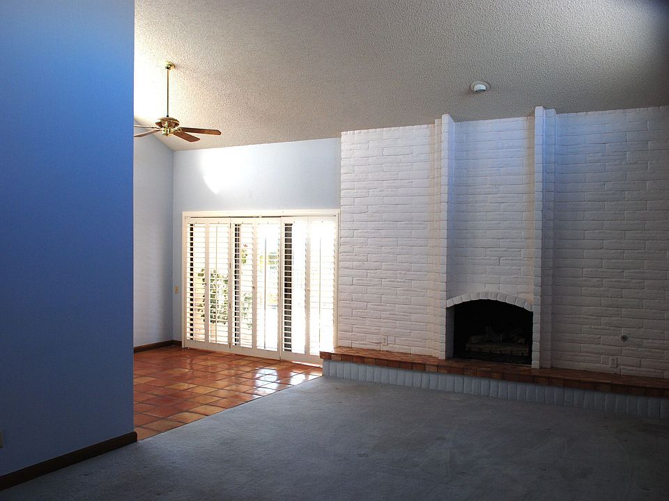 living room w/fireplace