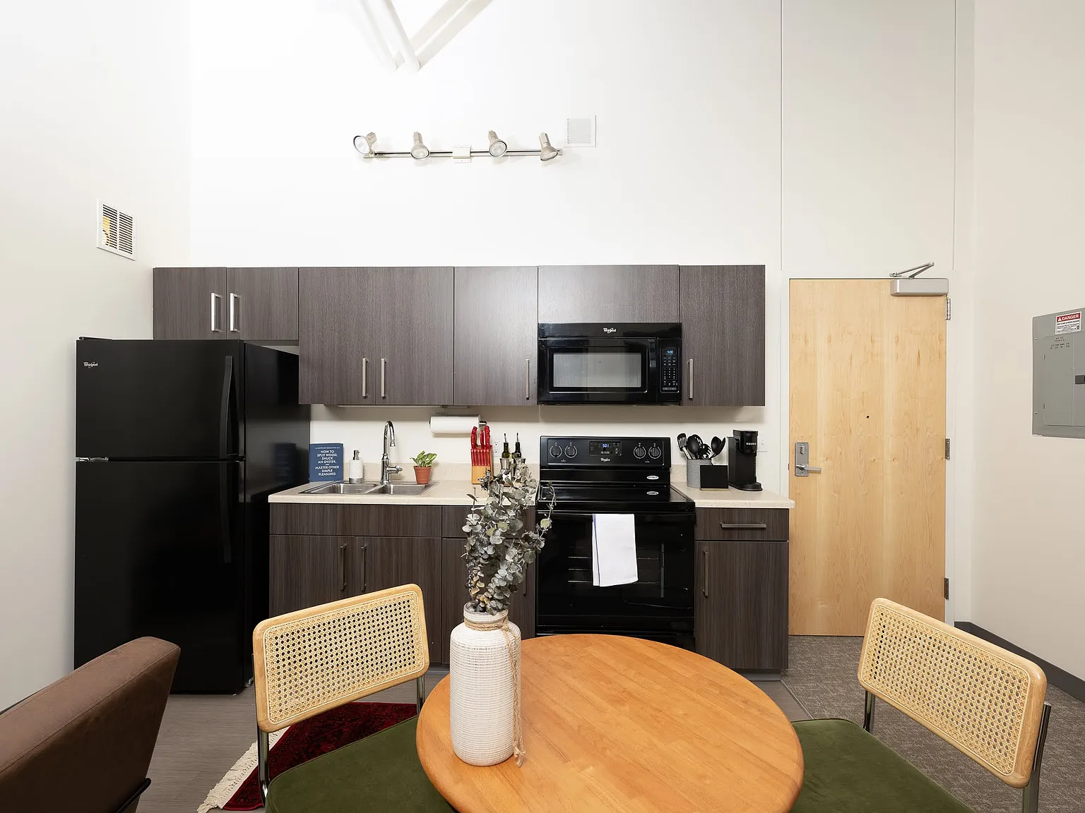 2 bed, 735 sqft, $2,500 — Photo 4