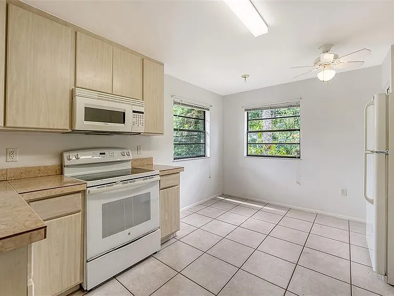 5010 Barrington Cir #2001 — Photo 16