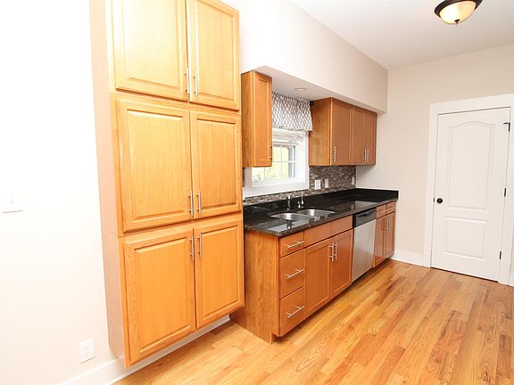 3rd image of 96 Promontery Ln